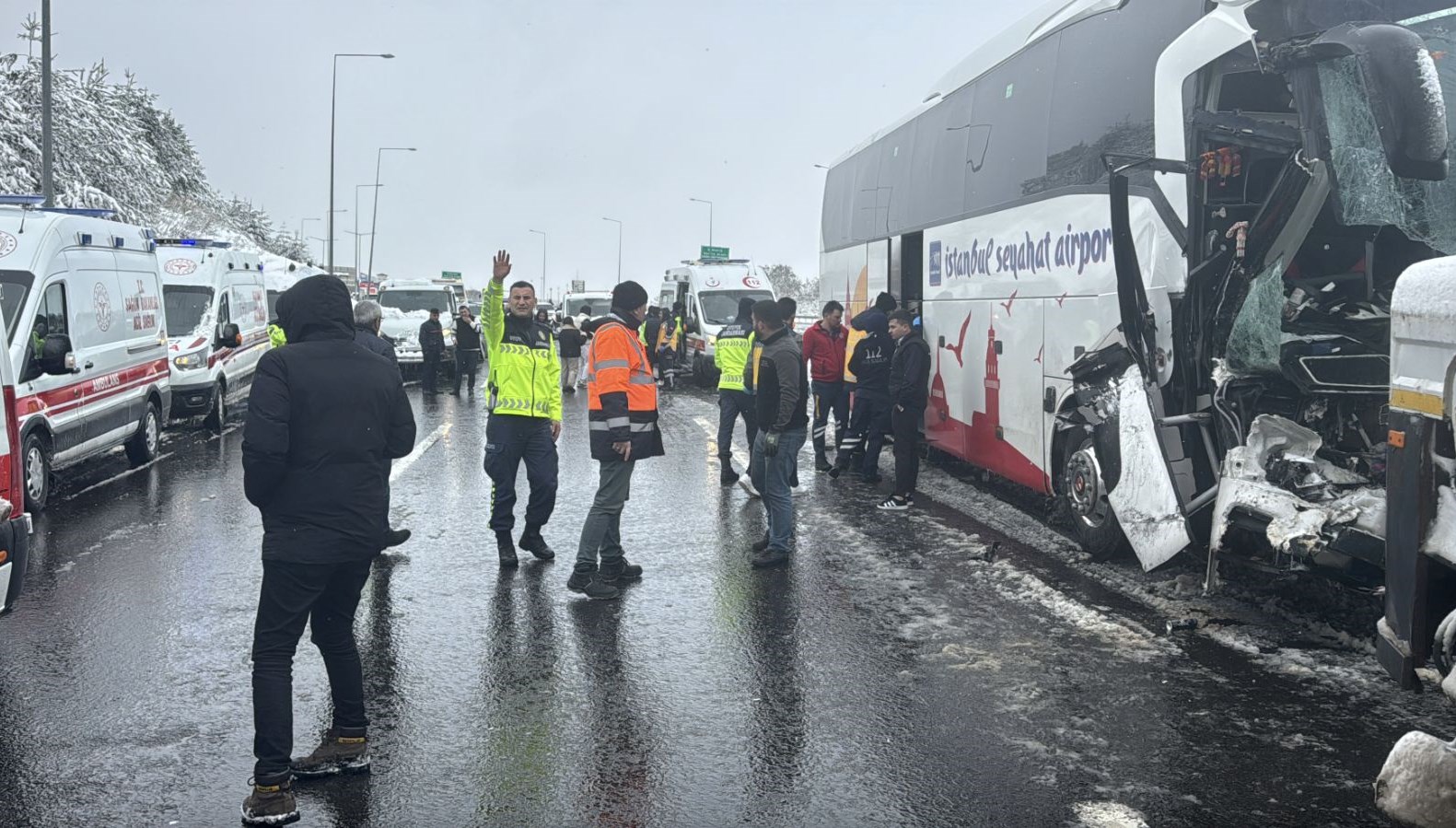 Anadolu Otoyolu'nda art arda zincirleme kaza! İstanbul istikameti trafiğe kapatıldı.