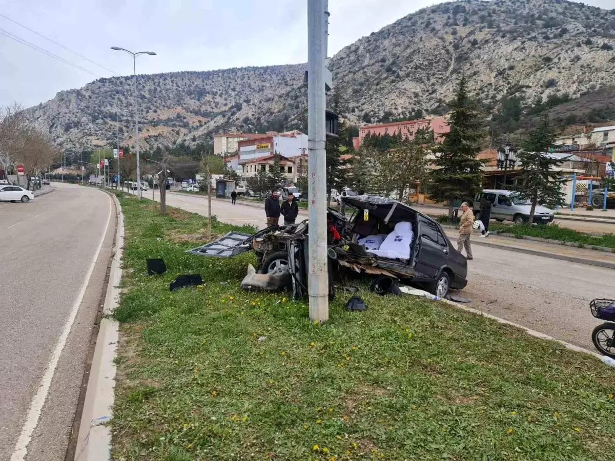 Ankara'da Trafik Kazası: Araç, Elektrik Direğine Çarptı ve Parçalandı