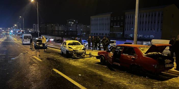 Buzlu zeminde 11 aracın karıştığı ardışık kaza