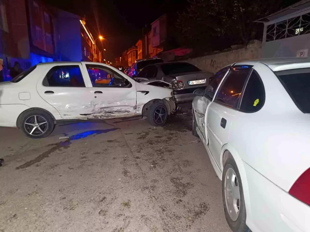 Eskişehir'de Trafik Kazası: 1 Kişi Yaralandı, 4 Araç Zarar Gördü.