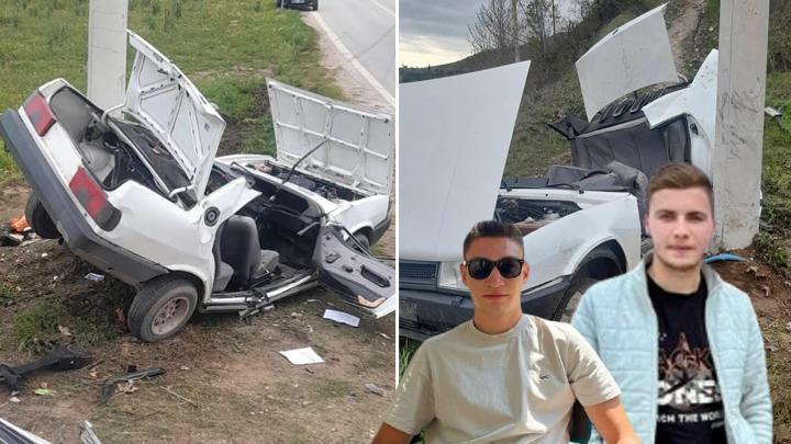 İzmir'de trajik kaza: Elektrik direğine çarpan araçta 2 kuzen hayatını kaybetti.