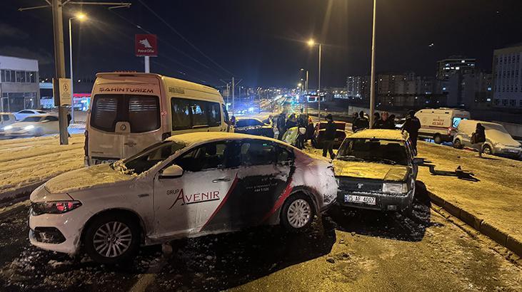 Kayseri'de 11 araçlık zincirleme kazada 2 kişi yaralandı.
