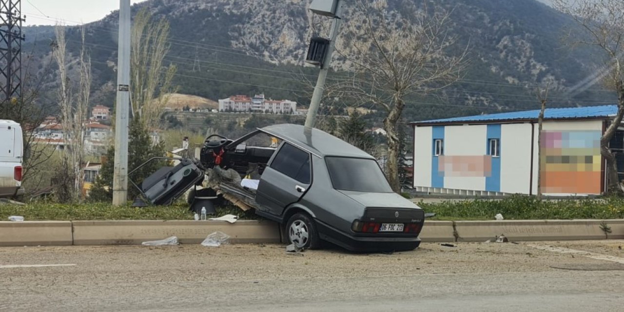 Korkunç kaza: Araba ikiye bölündü.