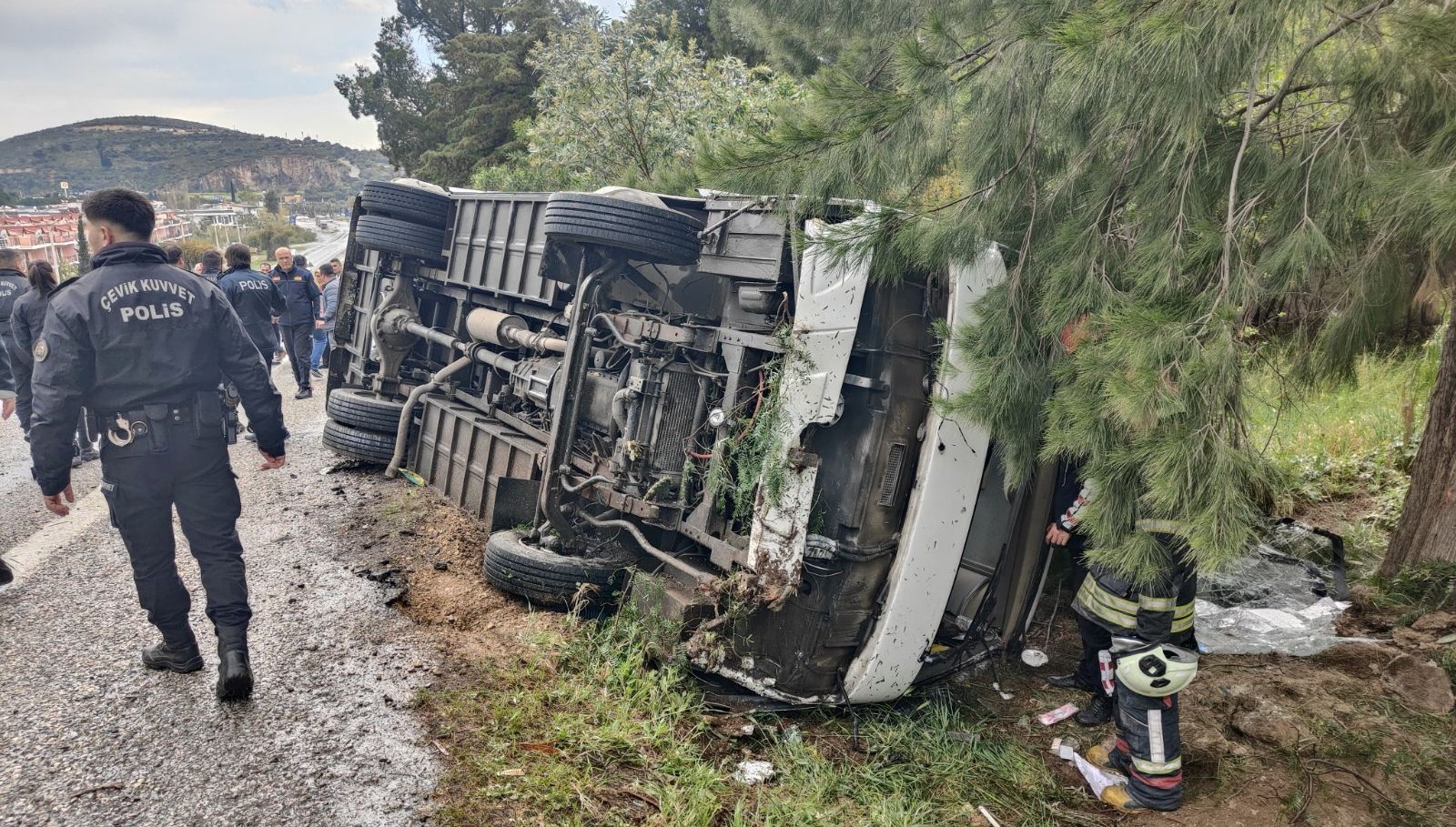 Kuşadası'nda taşıma aracı devrildi: 12 kişi yaralandı