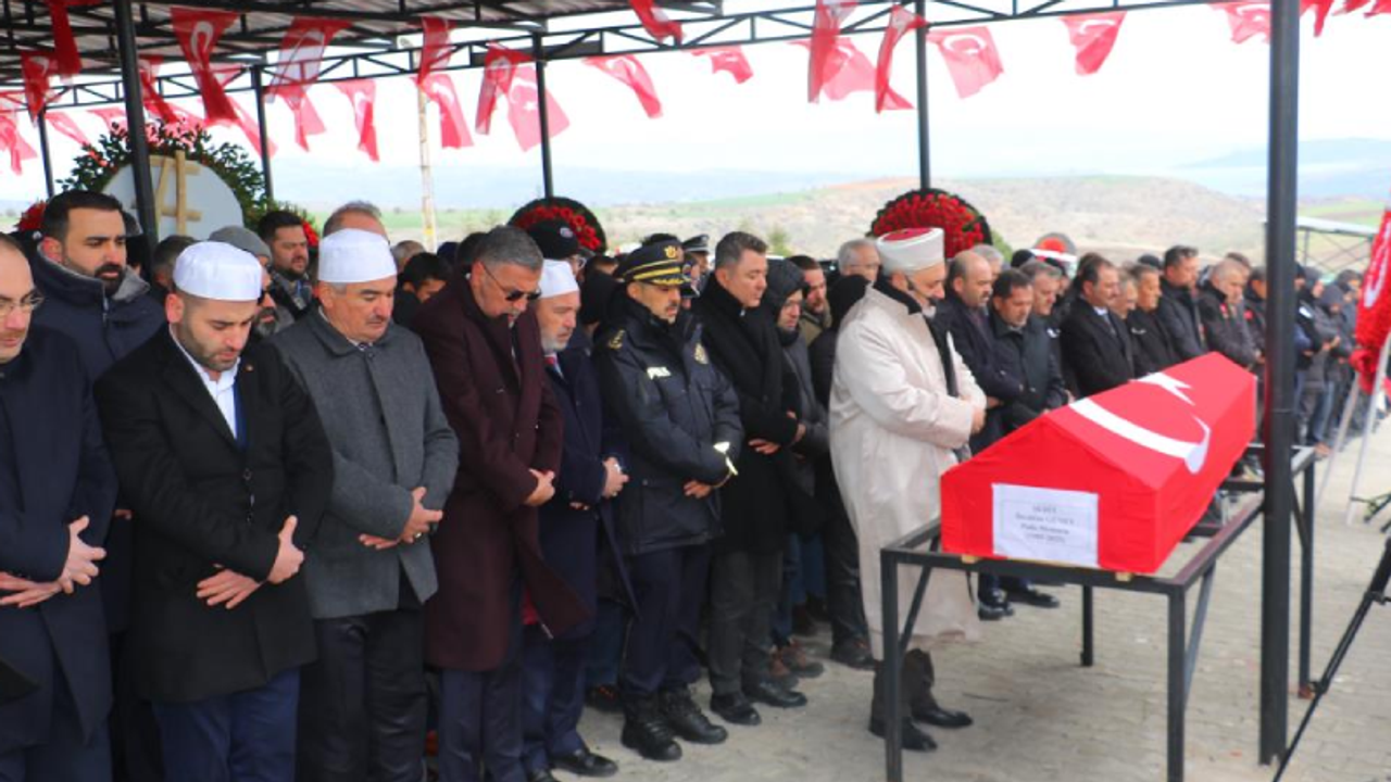 Polis memuru, trafik kazasında hayatını kaybeden bir kişi olarak son yolculuğuna uğurlandı.