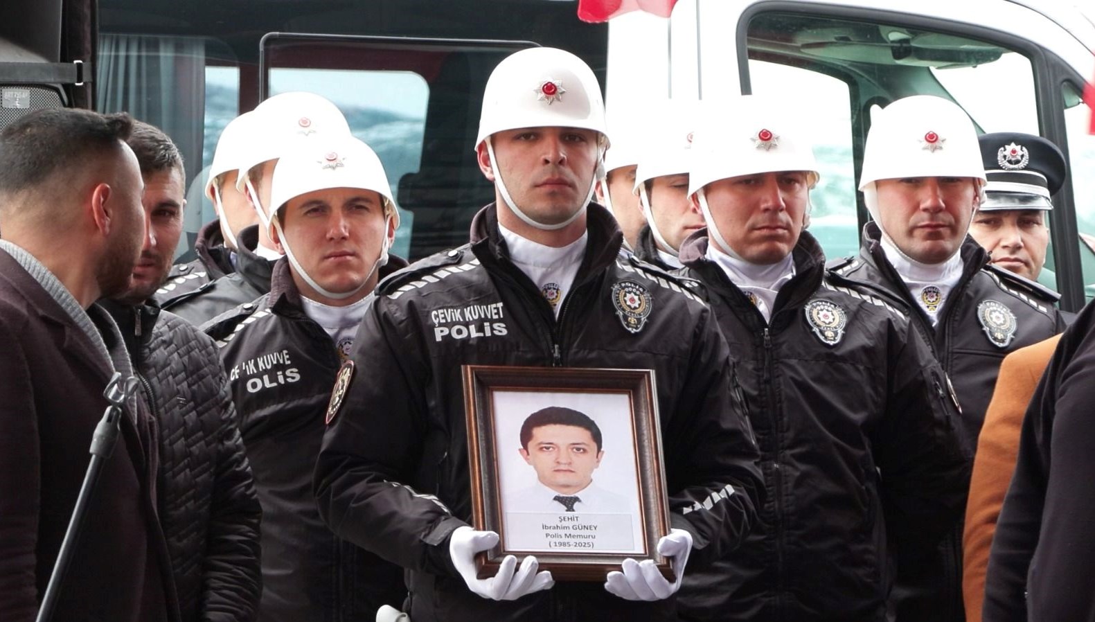 Polis memuru, trafik kazasında hayatını kaybetmesinin ardından son yolculuğuna uğurlandı.
