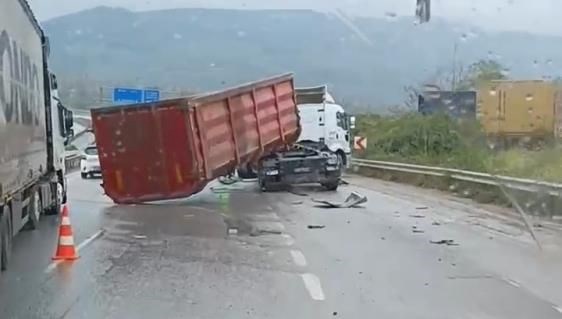 TIR köprüye çarptı, çünkü damperi açıktı