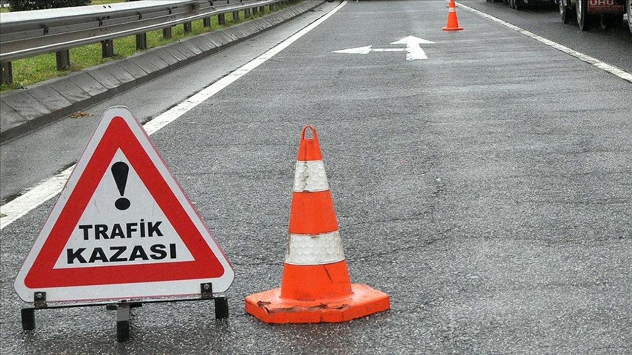 Trafik kazasında 3 araç bir araya geldi ve 2 kişi yaralandı.