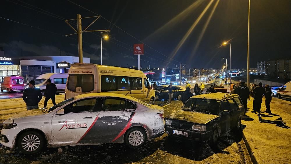 11 araçlık zincirleme trafik kazasında 2 kişi yaralandı.