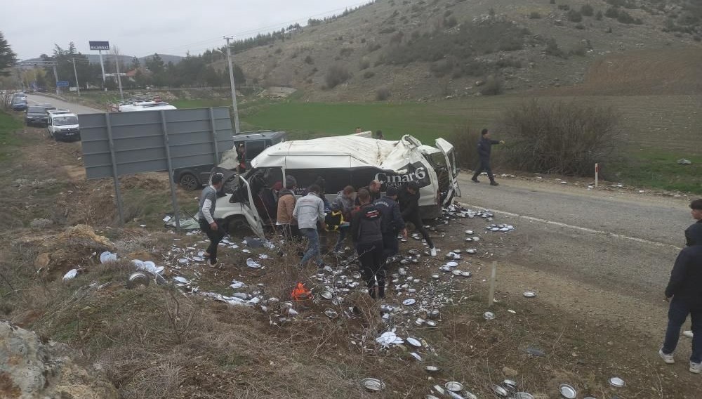 Afyonkarahisar'da minibüs çarpışması sonucu üç kişi yaralandı.