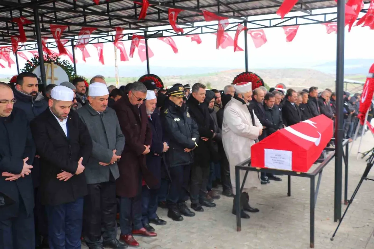Ankara'da trafik kazasında yaşamını yitiren polis, son yolculuğuna uğurlandı.