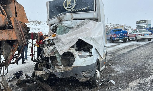 Ardahan'da korkunç kaza: Bir kişi hayatını kaybetti, iki kişi yaralandı.