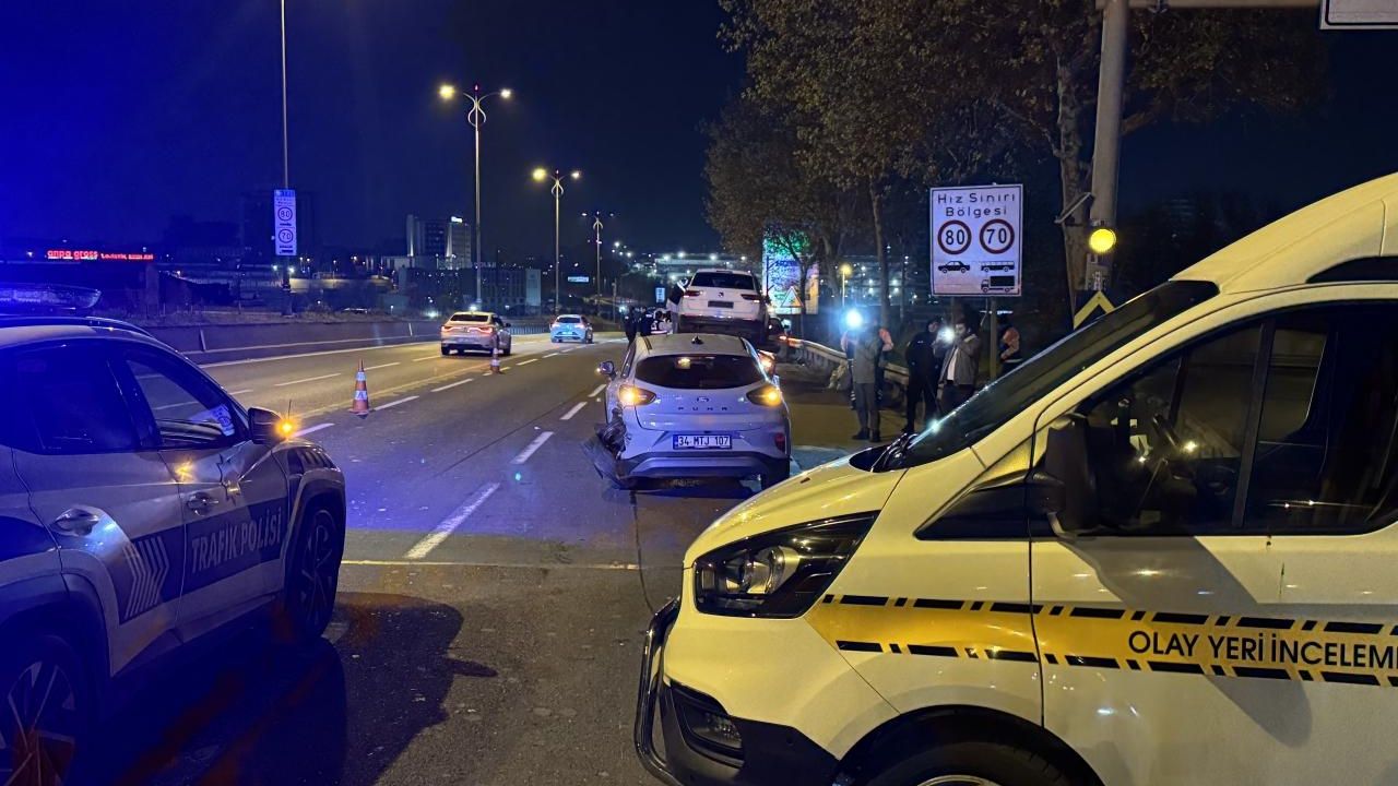 Bayrampaşa'da trafik kazasında 2 kişi hayatını kaybetti, 4 kişi ise yaralı oldu.