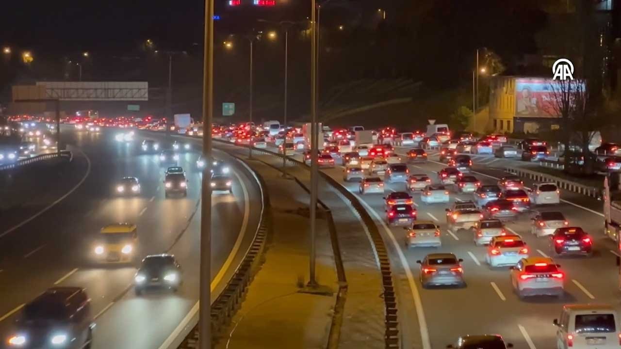 FSM Köprüsü'nde trafik kuyruğuna sebep olan zincirleme kaza TEM'de gerçekleşti.