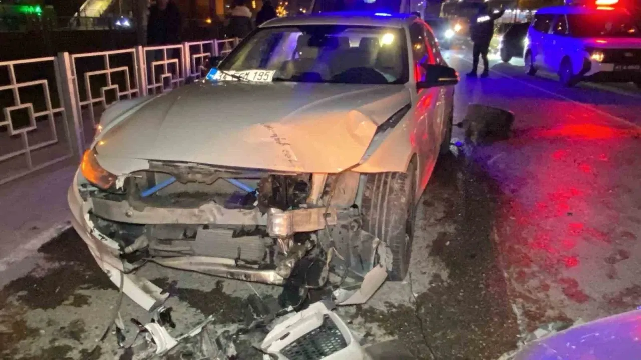 Kocaeli'de kaza: Aracın iki tanesi hurdaya döndü, sürücüler yara almadan kurtuldu.
