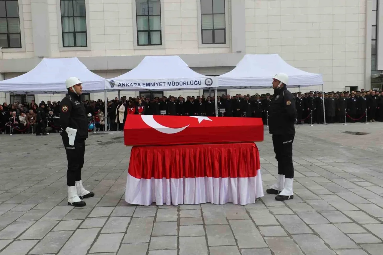 Polis, trafik kazasında hayatını kaybederek son yolculuğuna gönderildi.