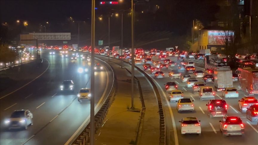 TEM'deki ardışık kaza, FSM Köprüsü yakınındaki trafik sıkışıklığına yol açtı.