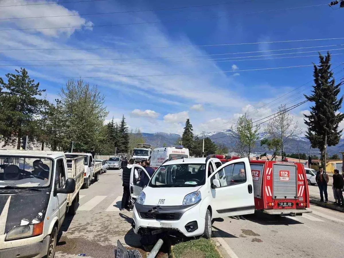 Tokat'ta trafik kazasında 3 kişi yaralandı.