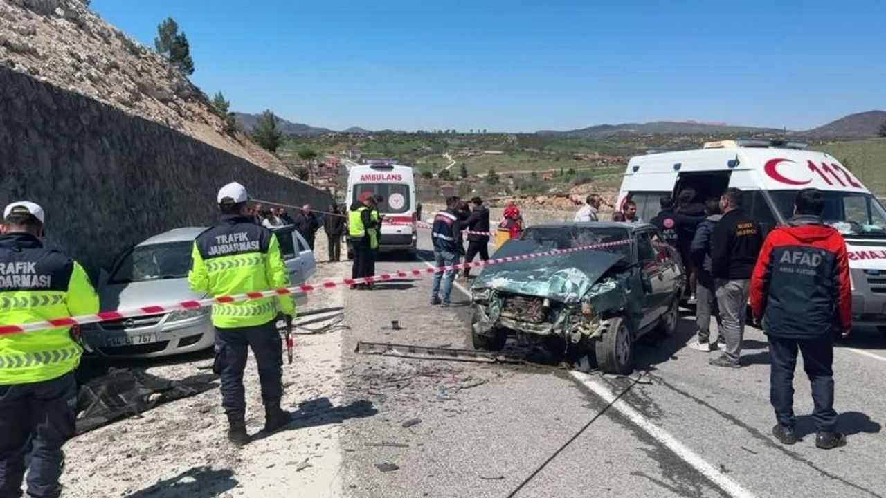 Uşak'ta Trafik Kazası: Karı Kocanın Kaderi Değişti! 2 Kişi Öldü, 3 Kişi Yaralandı!