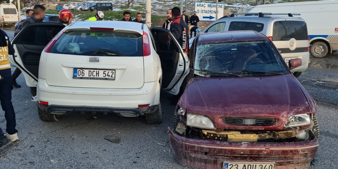 Malatya’da üç araçlı trafik kazası: 4 kişi yaralandı