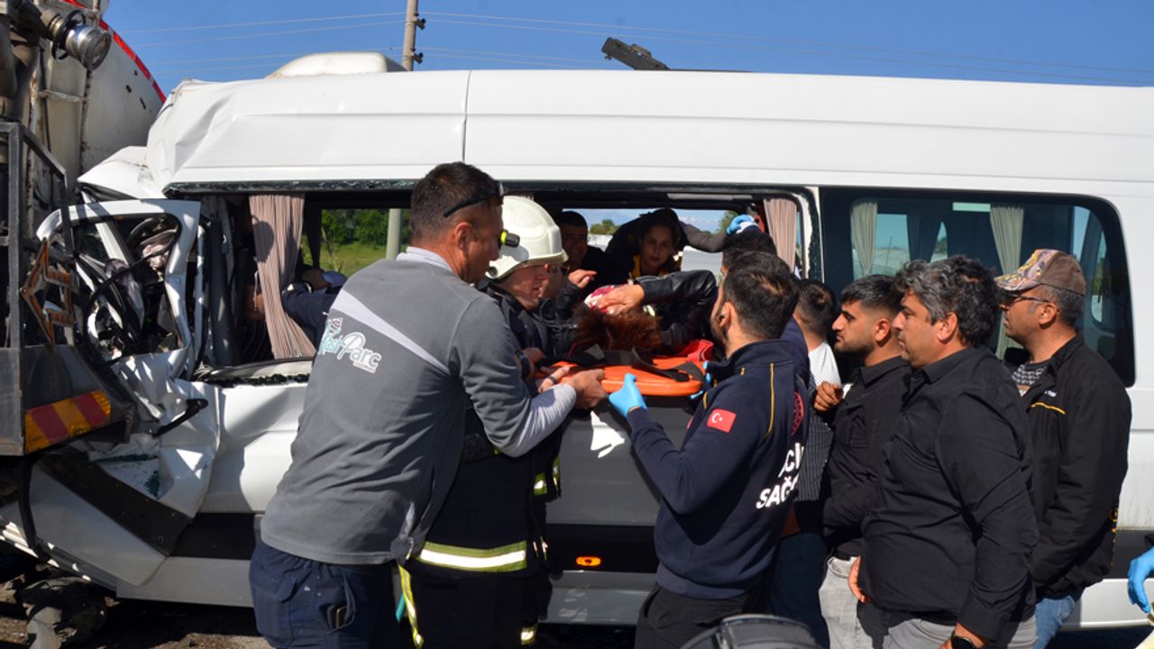 Antalya’da Trafik Kazası: Tur Minibüsü Tankere Çarptı