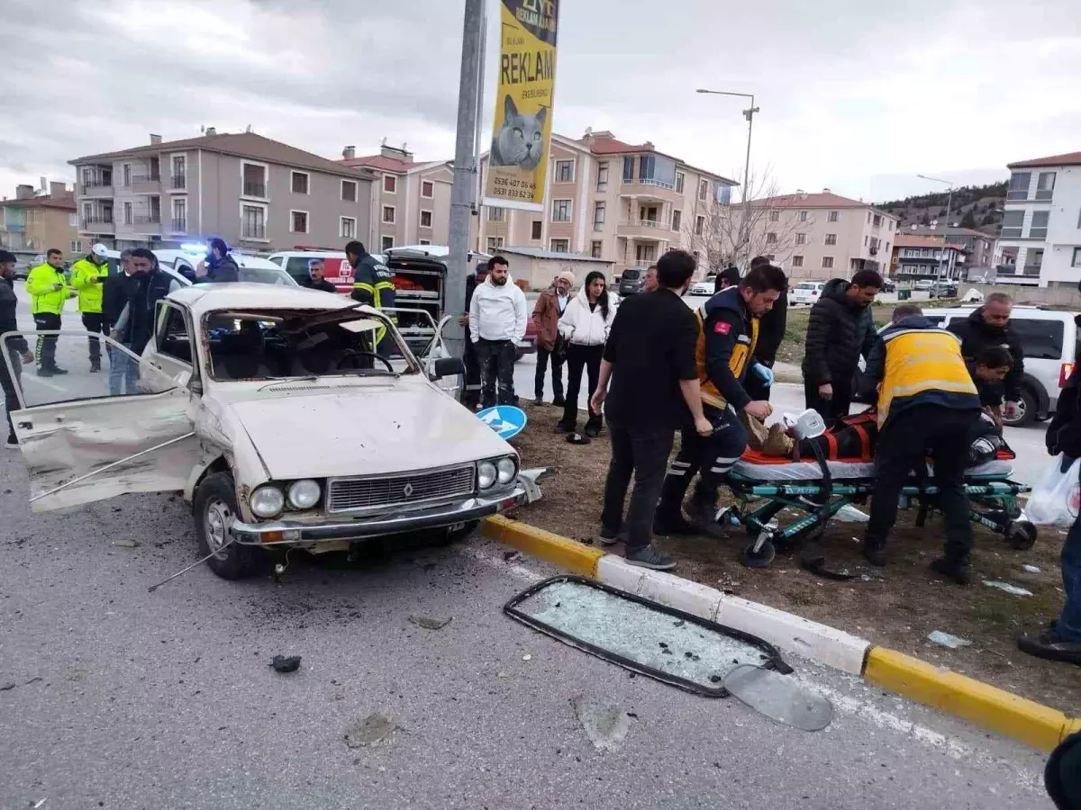 Erzincan'da Trafik Kazası: 3 Yaralı