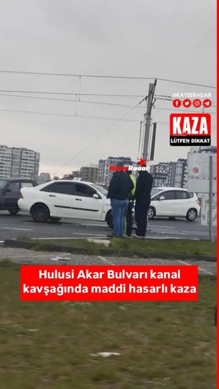 Hulusi Akar Bulvarı kanal kavşağında maddi hasarlı trafik kazası meydana geldi