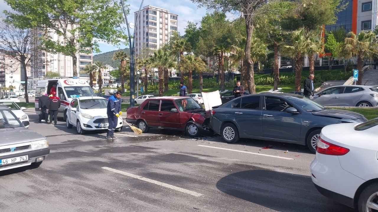 Kahramanmaraş'ta 4 araçlı zincirleme trafik kazası: 1 yaralı
