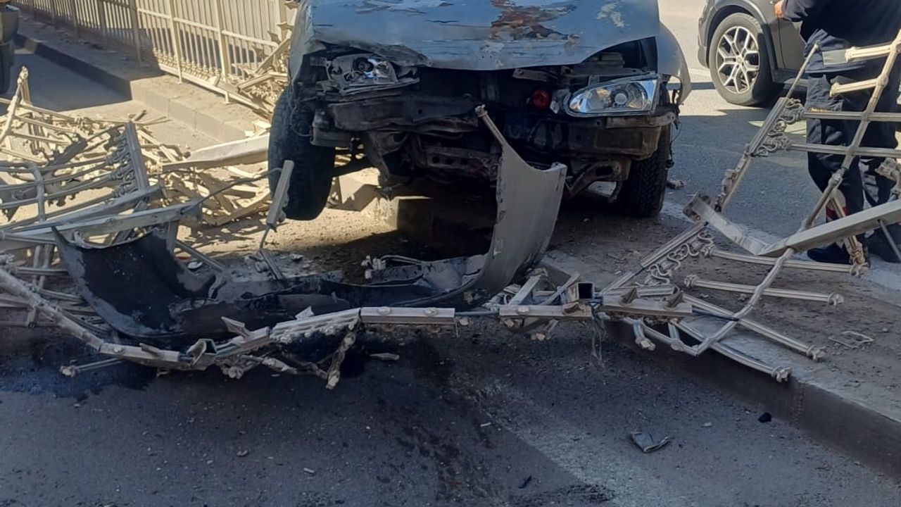 Afyon'da Eski Devlet Hastanesi önünde kaza: Sürücü yaralı!