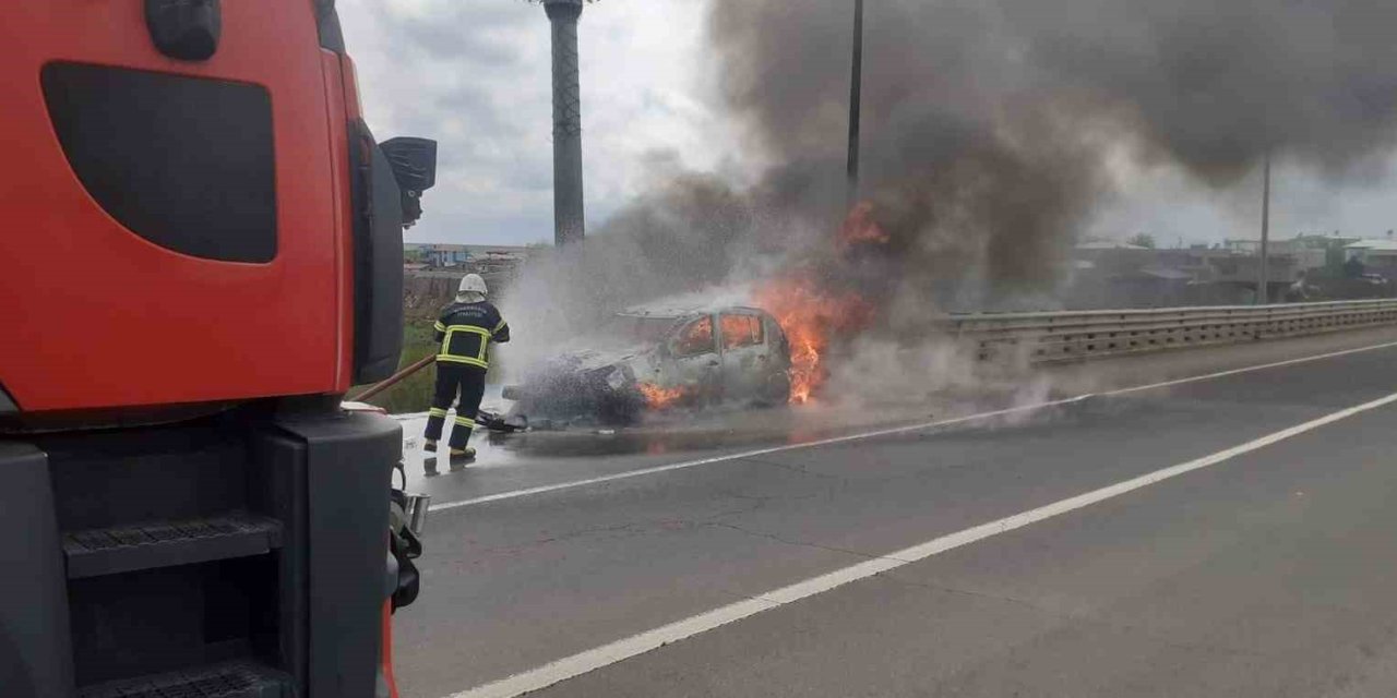 Bağlar’da trafik kazası: Araçlardan biri alev aldı