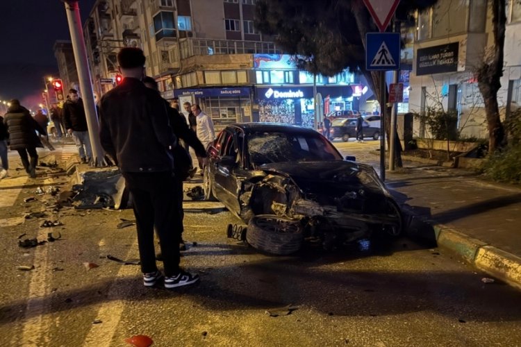 Bursa'da gece yarısı feci kaza! Aracın lastiği koptu
