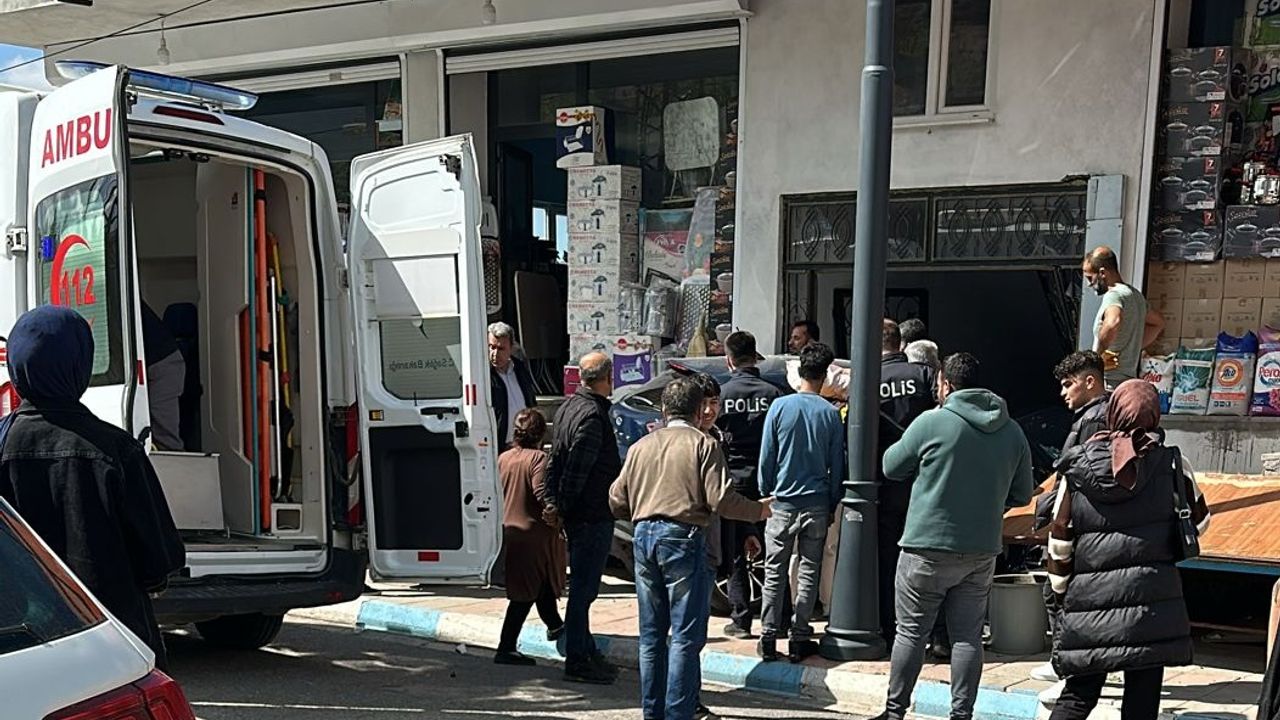 Gercüş’te Korkutan Kaza: Otomobil Binaya Girdi