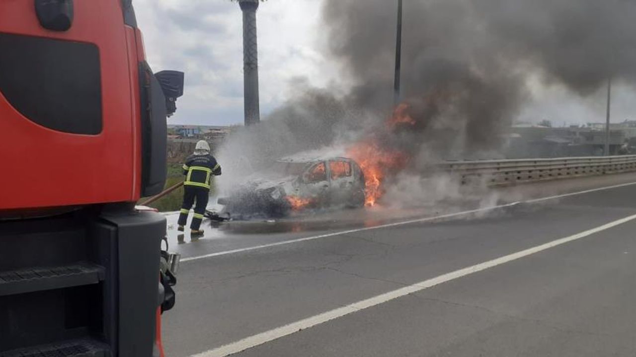 Trafik kazası: Araçlardan biri alev aldı