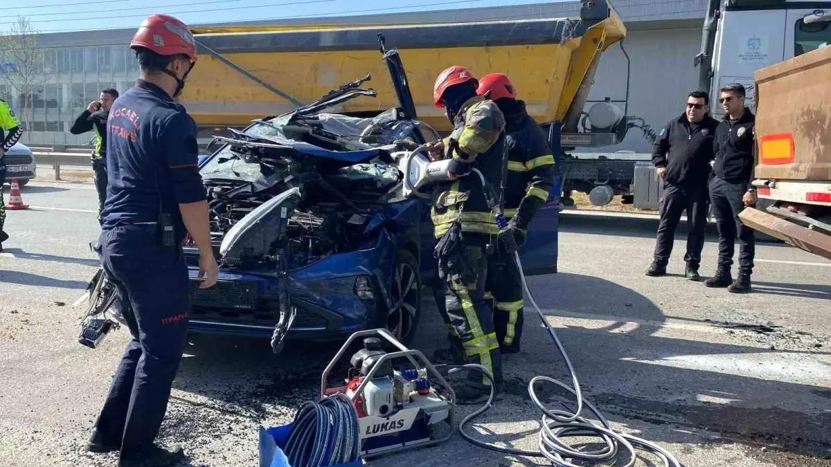 Kocaeli'de Trafik Kazası: Sürücü Yaralı
