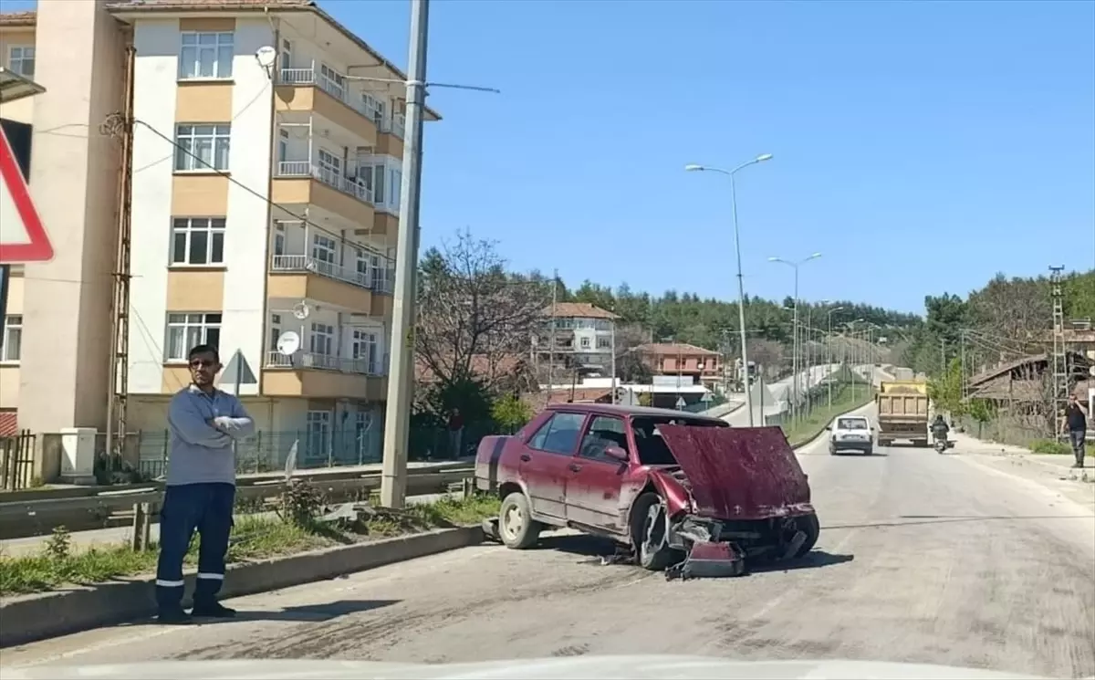 Boyabat'ta Trafik Kazası: Sürücü Yaralandı