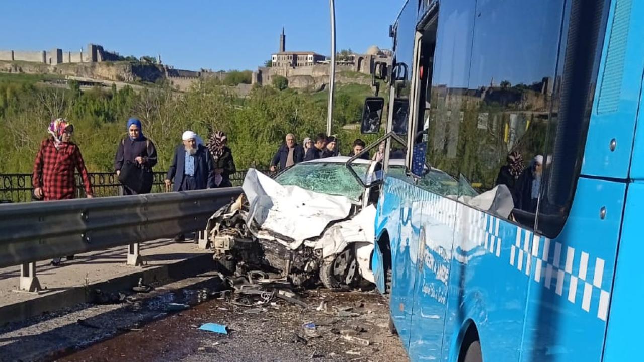 Diyarbakır'da otobüsle otomobil çarpıştı: 1 ölü, 4 yaralı