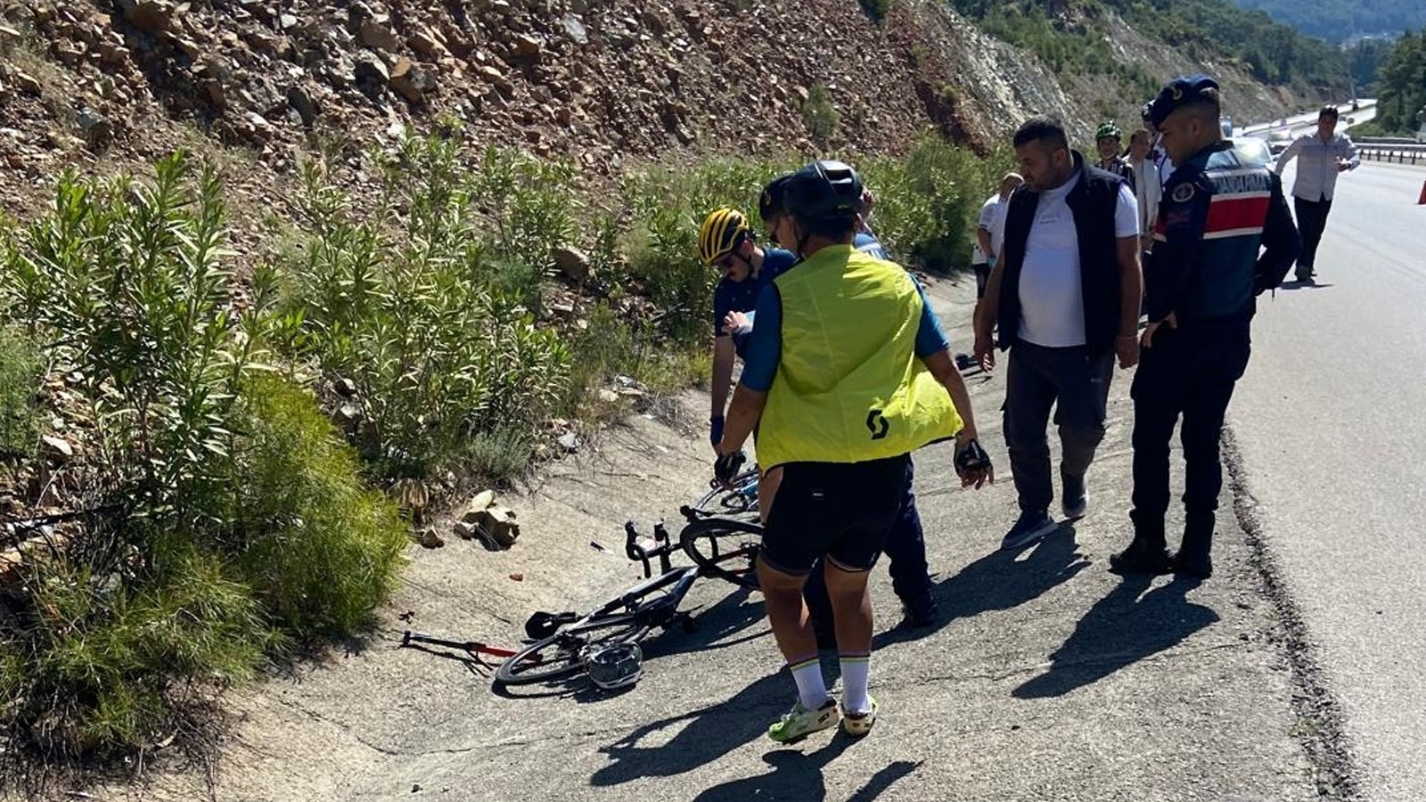 Fethiye'de kaza! Otomobilin çarptığı 3 bisikletliden 1'i öldü