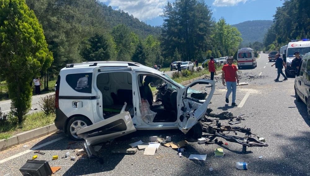 Marmaris'te yolu savaş alanına çeviren kaza: Can kaybı ve yaralılar var