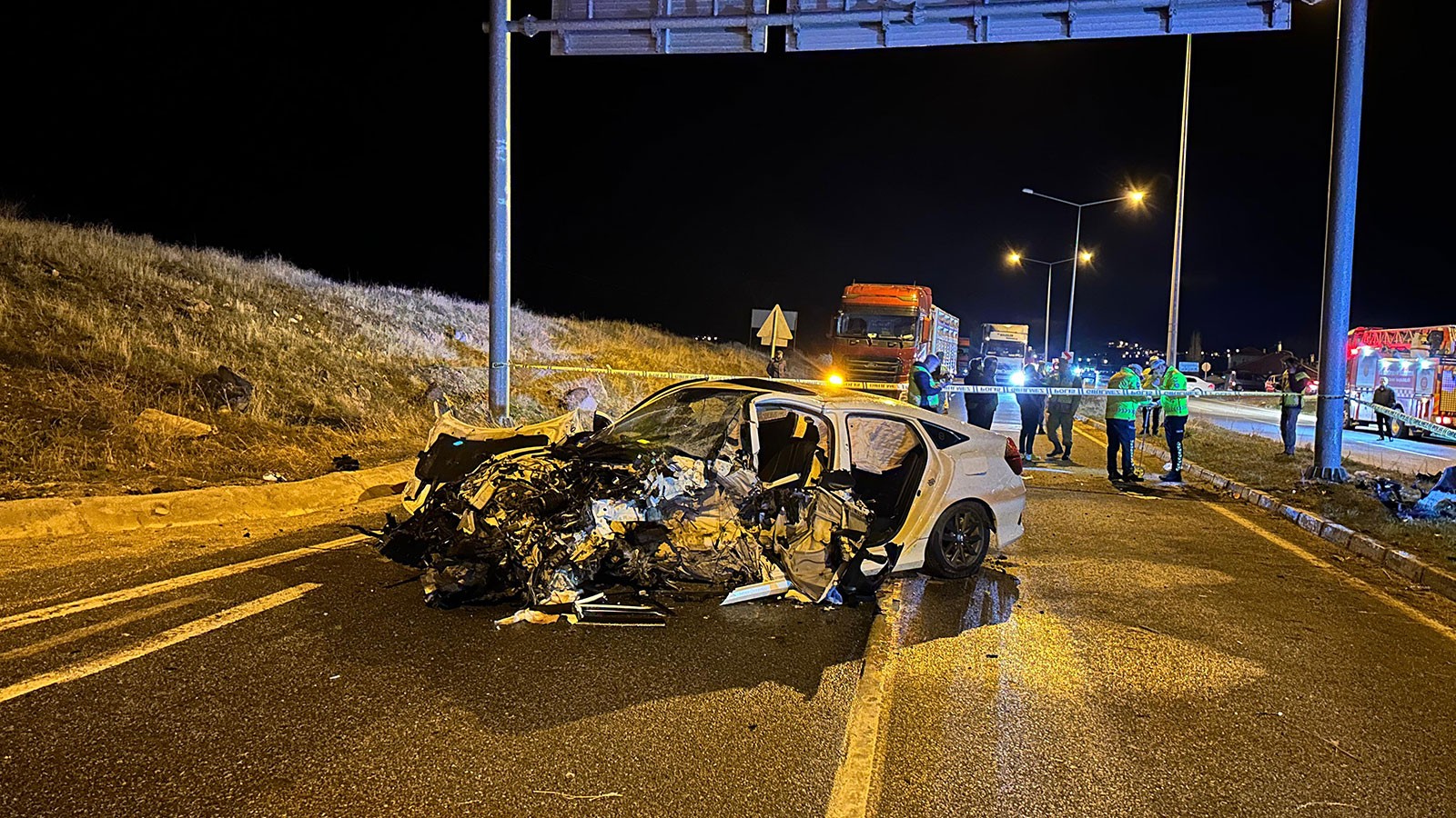 Van'da korkunç kaza! Otomobil direğe çarptı: Ölüler ve yaralılar var