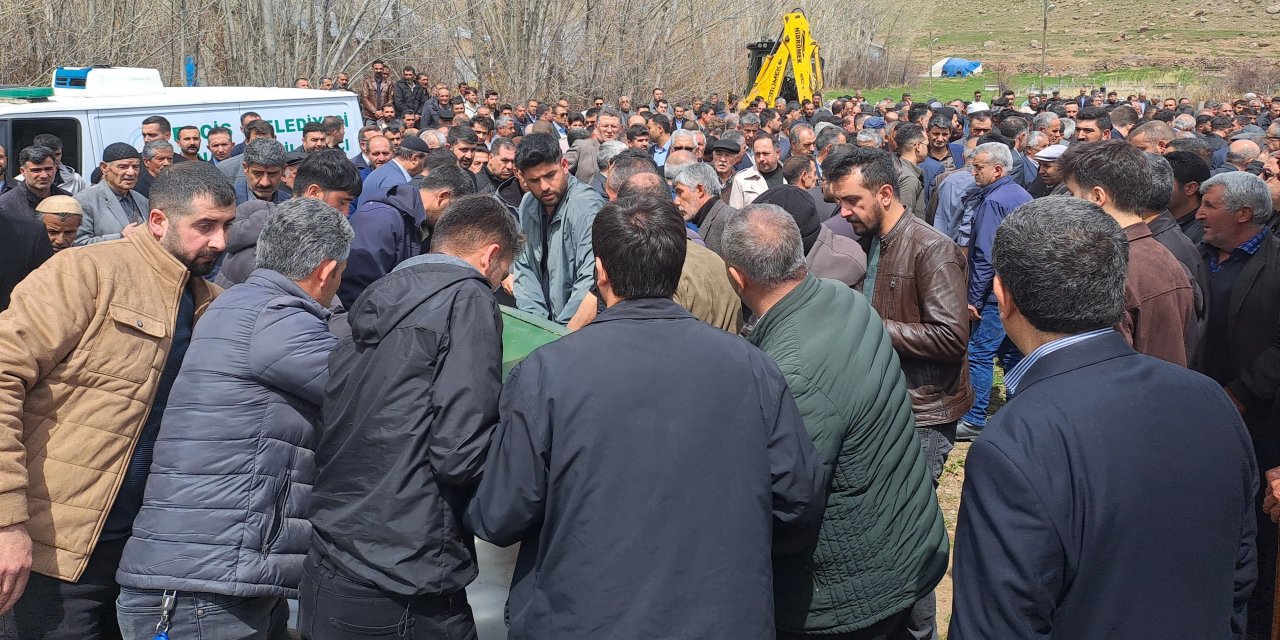 Van'da trafik kazasında hayatını kaybeden baba ve 2 kızı toprağa verildi