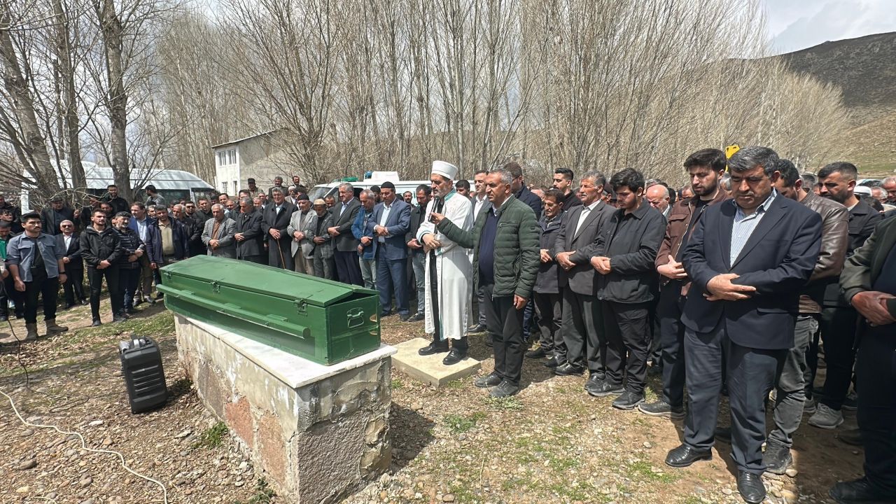 Van'da trafik kazasında ölen baba ve iki kızı defnedildi