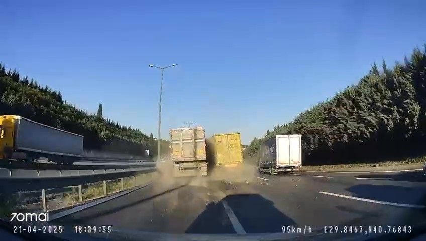 3 aracın karıştığı zincirleme kaza kamerada