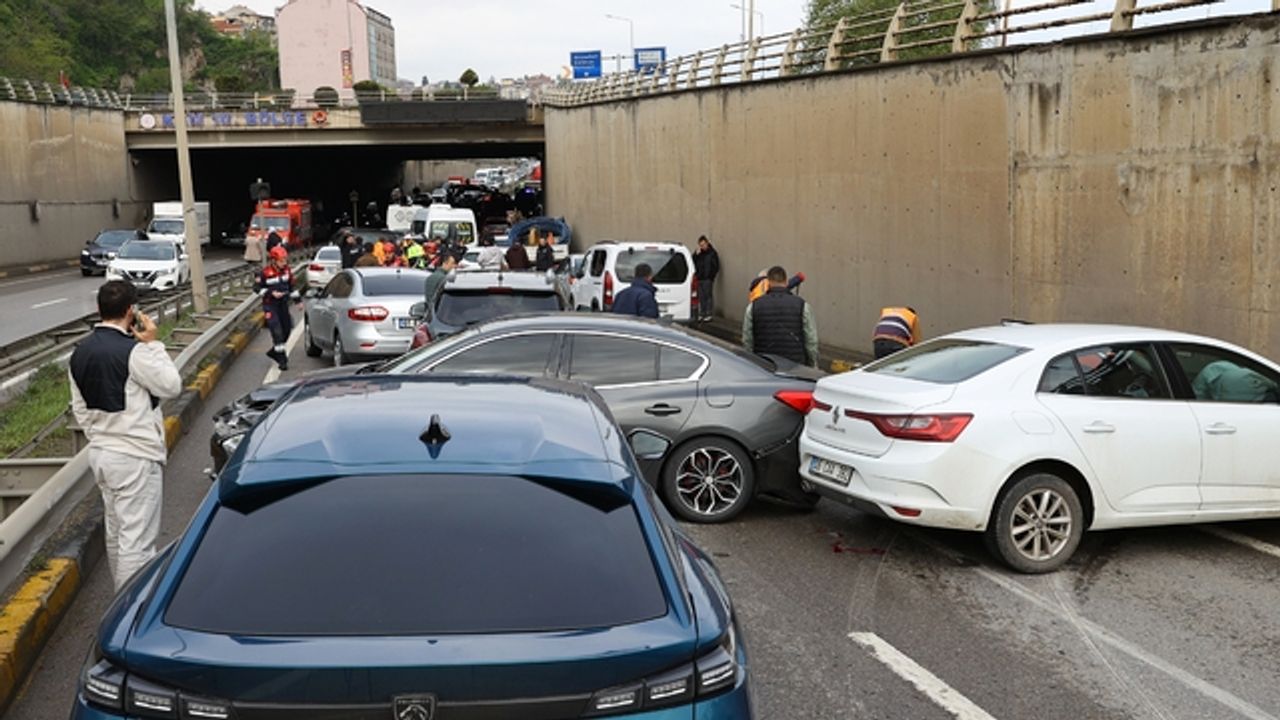 Alt geçitte zincirleme trafik kazası: 8 yaralı