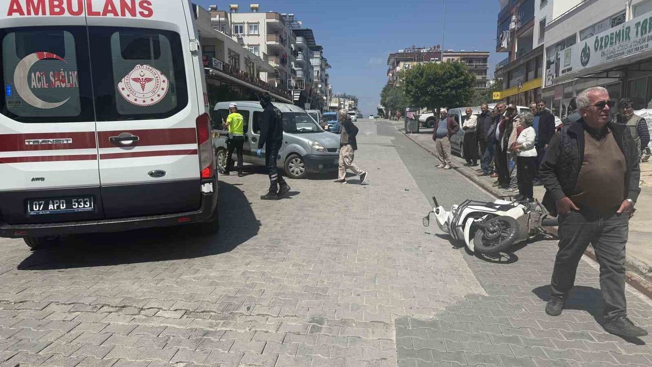 Antalya'da korkutan trafik kazası: Parke zemine savrulan yolcu hastanelik oldu