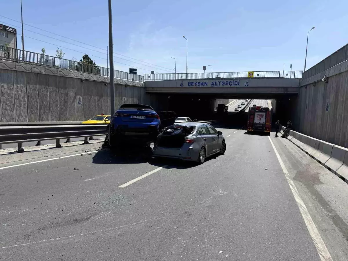 Beylikdüzü'nde Zincirleme Trafik Kazası: 3 Yaralı