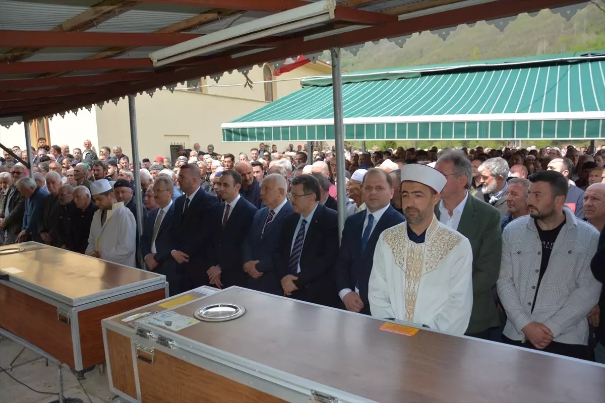 Şalpazarı'nda Trafik Kazası: 2 Kişi Hayatını Kaybetti