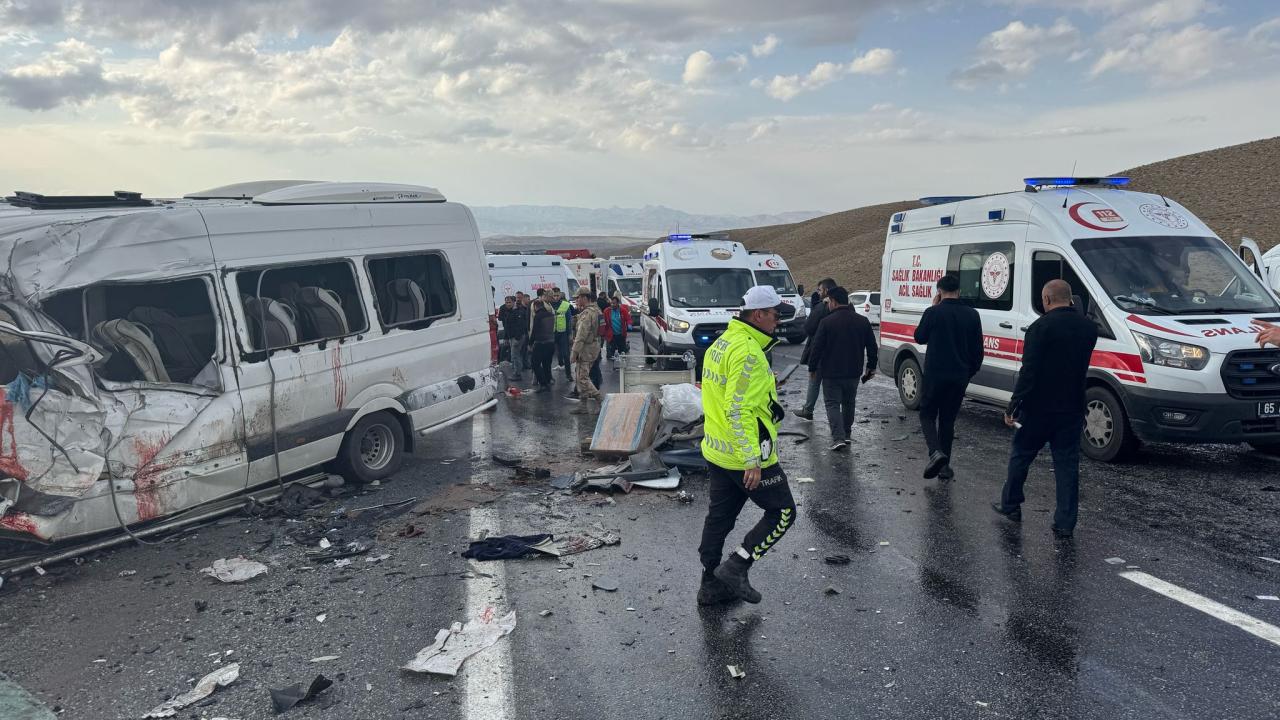 Van'da minibüsle kamyonet çarpıştı: 7 ölü
