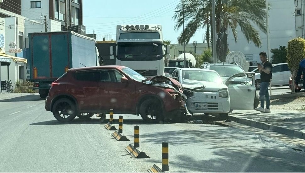 Girne’de trafik kazası: Çikolata Evi önünde yol kapanma noktasına geldi