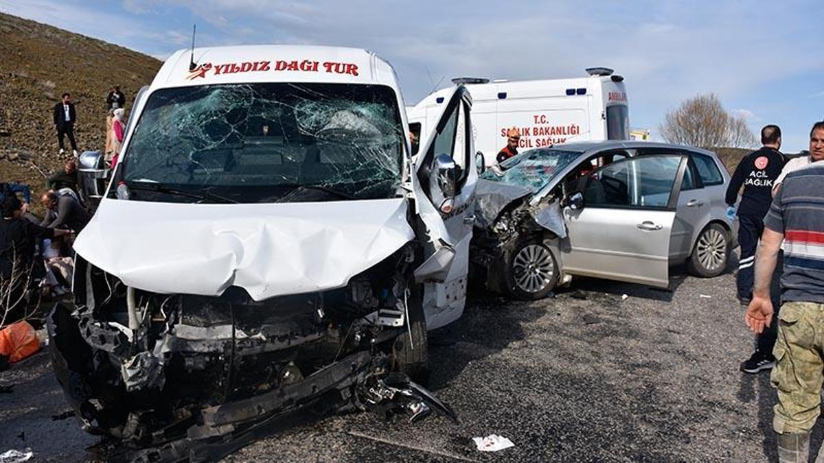 Sivas'ta minibüs ile otomobil çarpıştı; 2 ölü, 16 yaralı