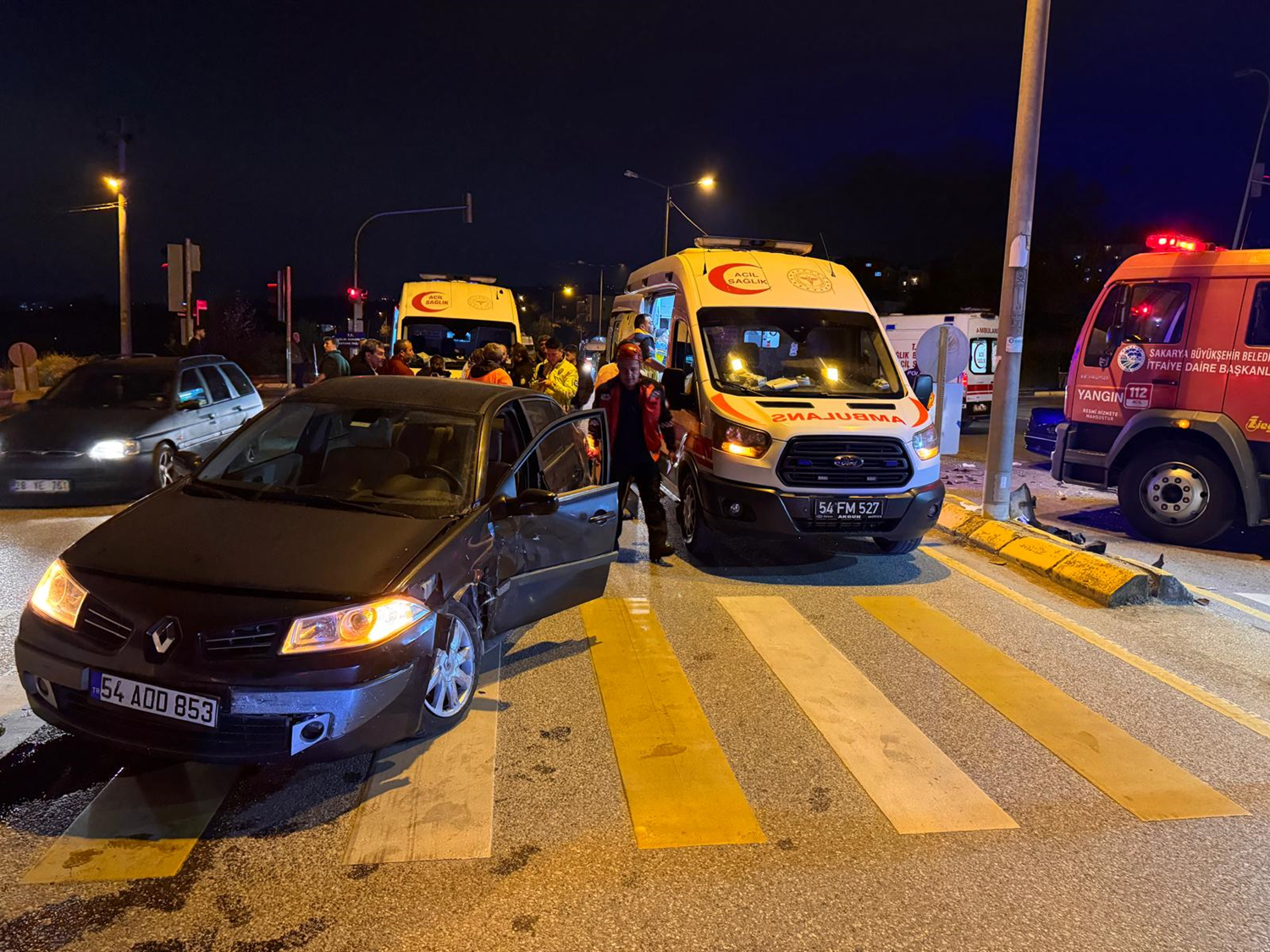 Adapazarı'nda korkunç kaza: 1 ağır, 7 yaralı!